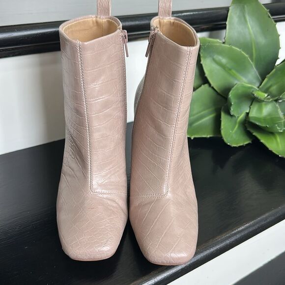 Express vegan leather like new crocodile embossed ankle booties neutral taupe - Picture 4 of 8
